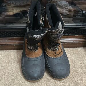 NWT MEN BOOTS SIZE 10
